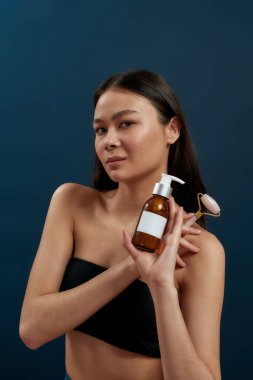 Kişisel bakım için kozmetik araçlara sahip bir model