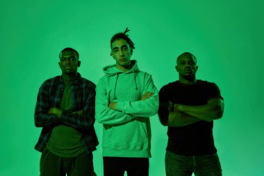 Çingene adam, Afrikalı Amerikalı adamlarla yan yana.