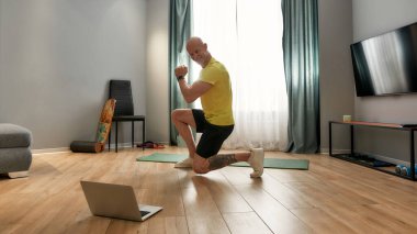 Koronavirüs sırasında spor yapan adam.