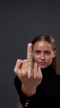 Orta parmağını gösteren genç bir kadın.