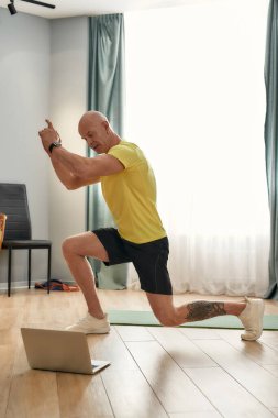 Koç koronavirüs hastaları için antrenman yapıyor.