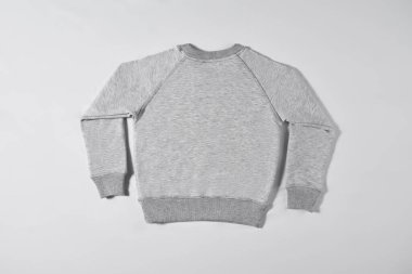 Beyaz arka planda yatan gri raglan