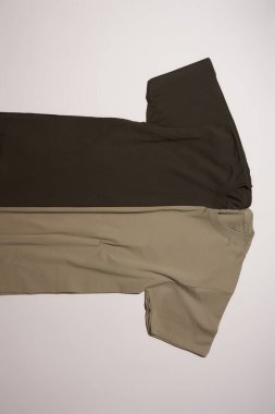 Ayrı bir arkaplanda duran renkli tişörtler