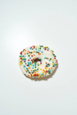 Beyaz arka plan dikey çekimlerinde izole edilmiş rengarenk şeker ya da çikolata jöleli taze pişmiş lezzetli donut.