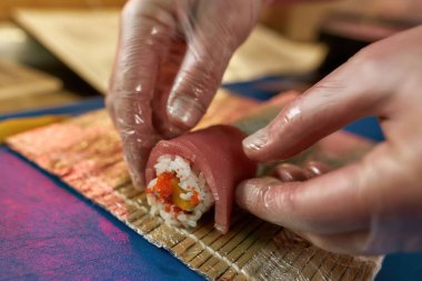 Şef restoranda lezzetli suşi pişiriyor.