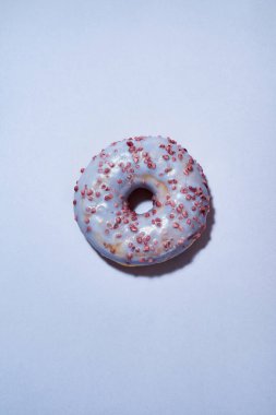 Abur cubur. Taze pişmiş lezzetli donut. Renkli süslemeler ve şeker jöleli. Mor arka planda izole edilmiş.