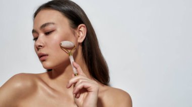 Stüdyoda duran temiz ciltli bir model.