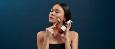 Esmer ve kozmetik aletleri stüdyoda.