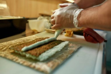 Japon mutfak şefi yemek hazırlıyor.