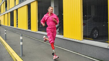 Biyonik bacaklı engelli spor kadınının görüntüsü