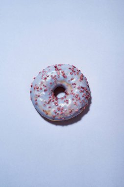 Şeker bağımlılığını bırak. Taze pişmiş lezzetli donut. Renkli süslemeler ve şeker jöleli. Mor arka planda izole edilmiş.