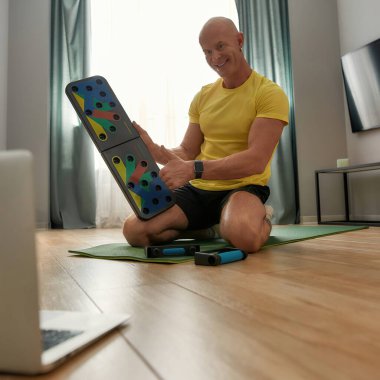 Eleman destek eğitim sistemini tutarken başparmağını kaldırıyor