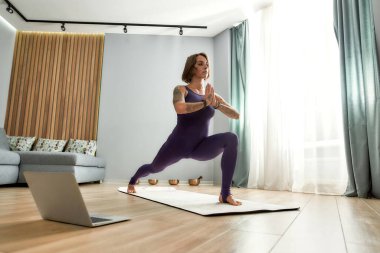 Atletik kız evde çalışıyor.