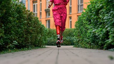 Spor kıyafetlerinde bacak protezi olan engelli kişi