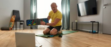 Antrenör laptopta eğitim sistemini hızlandırıyor