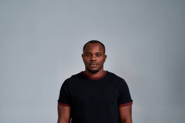 Neşeli, genç, Afro-Amerikan bir adam.