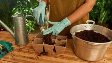 Bahçıvan ekin için toprağı hazırlıyor.