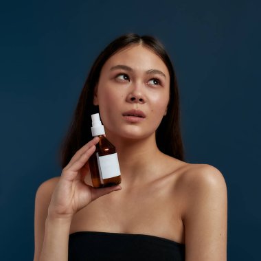 Güzel kız bakım ürünleri poz veriyor