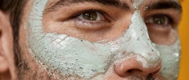 Yeşil maskeli bir genç vuruldu.