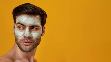 Yüzüne estetik maske takmış bir adam.