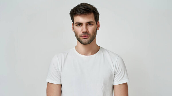 Красивый мужчина с бородой в обычной футболке