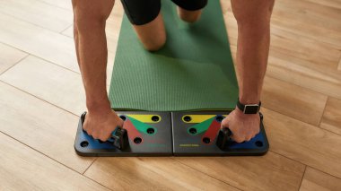 Evdeki eğitim sistemini hızlandırmak için egzersiz yapan adam