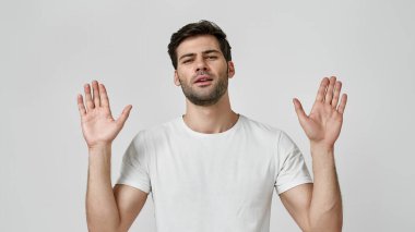 Tişört giyen genç sakallı adam ellerini kaldırdı.