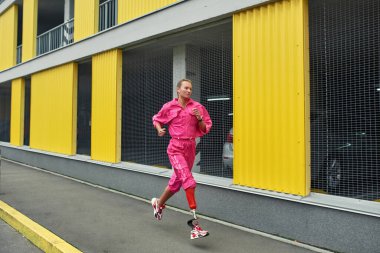 Biyonik bacağı olan harika engelli bir kadın.