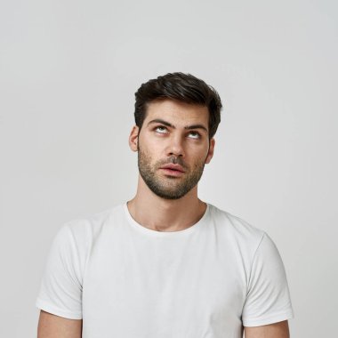 Tişört giyen adam gözlerini deviriyor.