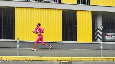 Biyonik bacağı olan engelli bir kadın.