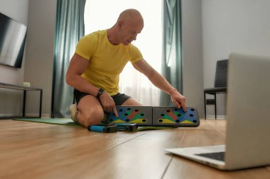 Web kamerası ile eğitim sistemini destekleyen eğitmen