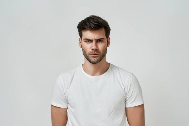 Çatık kaşlı, sakallı bir adamın portresi.