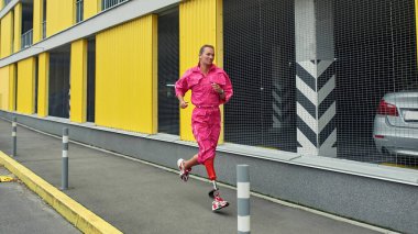 Biyonik bacağı olan engelli genç bir kadın.