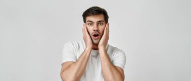 Şok olmuş tişörtlü adam ağzı açık kaldı.