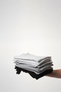 Klasik tasarım. Gri arkaplana karşı erkek el ele tutuşan çok renkli tişörtler