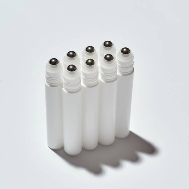 Göz merceği için tüplerin yakın plan görüntüsü beyaz arkaplan üzerinde izole edilmiş güzellik ürünü yansıması ile