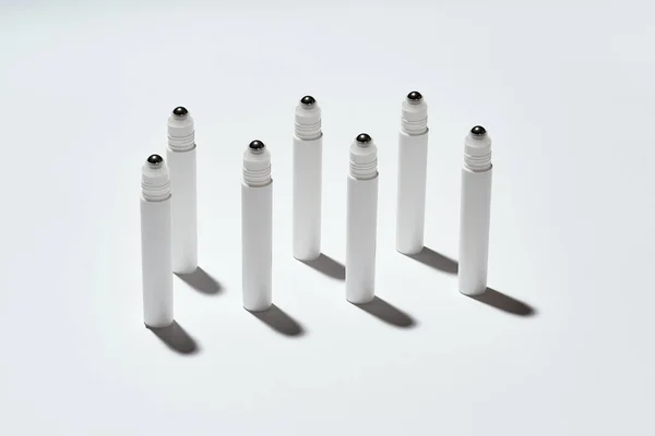 Tubes pour rouleau à paupières produit de beauté isolé sur fond blanc avec réflexion — Photo