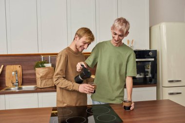 Kafkasyalı mutlu eşcinsel çift kahve dolduruyor