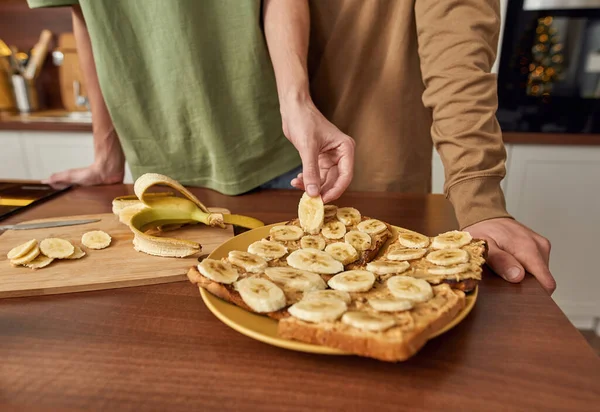 Jovem homossexual casal colocando banana no brinde — Fotografia de Stock