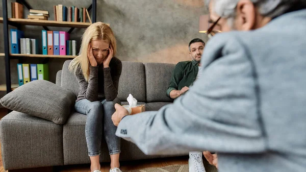 Επαγγελματίας ψυχοθεραπευτής προτείνει χαρτοπετσέτες σε γυναίκα που κλαίει — Φωτογραφία Αρχείου