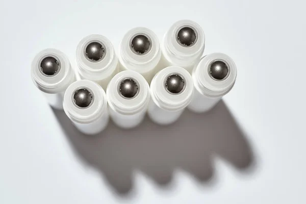 Vue du dessus des tubes pour produits de beauté à rouleaux oculaires isolés sur fond blanc avec réflexion — Photo