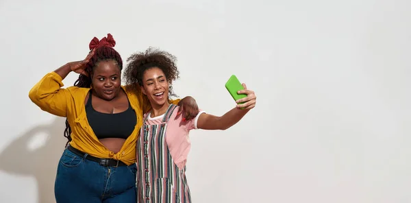 Due afro donne stanno facendo un selfie in posa e in mostra — Foto Stock