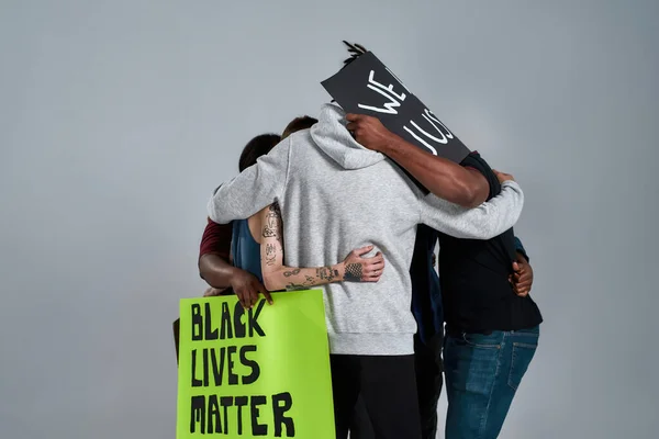 Jóvenes multirraciales abrazándose — Foto de Stock