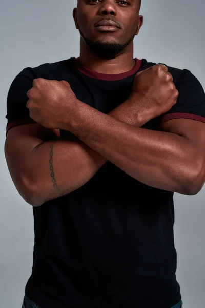 Muscular afro-americano homem com as mãos cruzadas — Fotografia de Stock