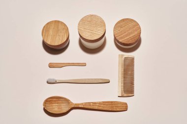 Kozmetik kremli alet ve teneke kutu koleksiyonu