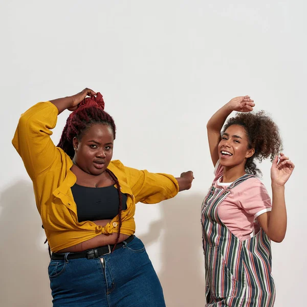 Foto di due giovani afro donne che ballano davvero caldo e sorridente — Foto Stock