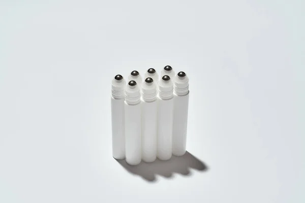 Ensemble de tubes pour produits de beauté à rouleaux oculaires isolés sur fond blanc avec réflexion — Photo