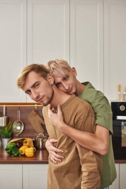 Şefkatli homoseksüel çift birbirlerine sarılıyorlar.