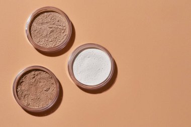 Kapaksız kozmetik tozuyla dolu yuvarlak kutular.