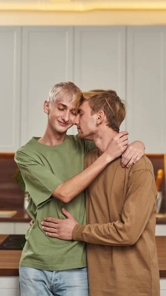 Pareja masculina del mismo sexo tiernamente abrazándose —  Fotos de Stock